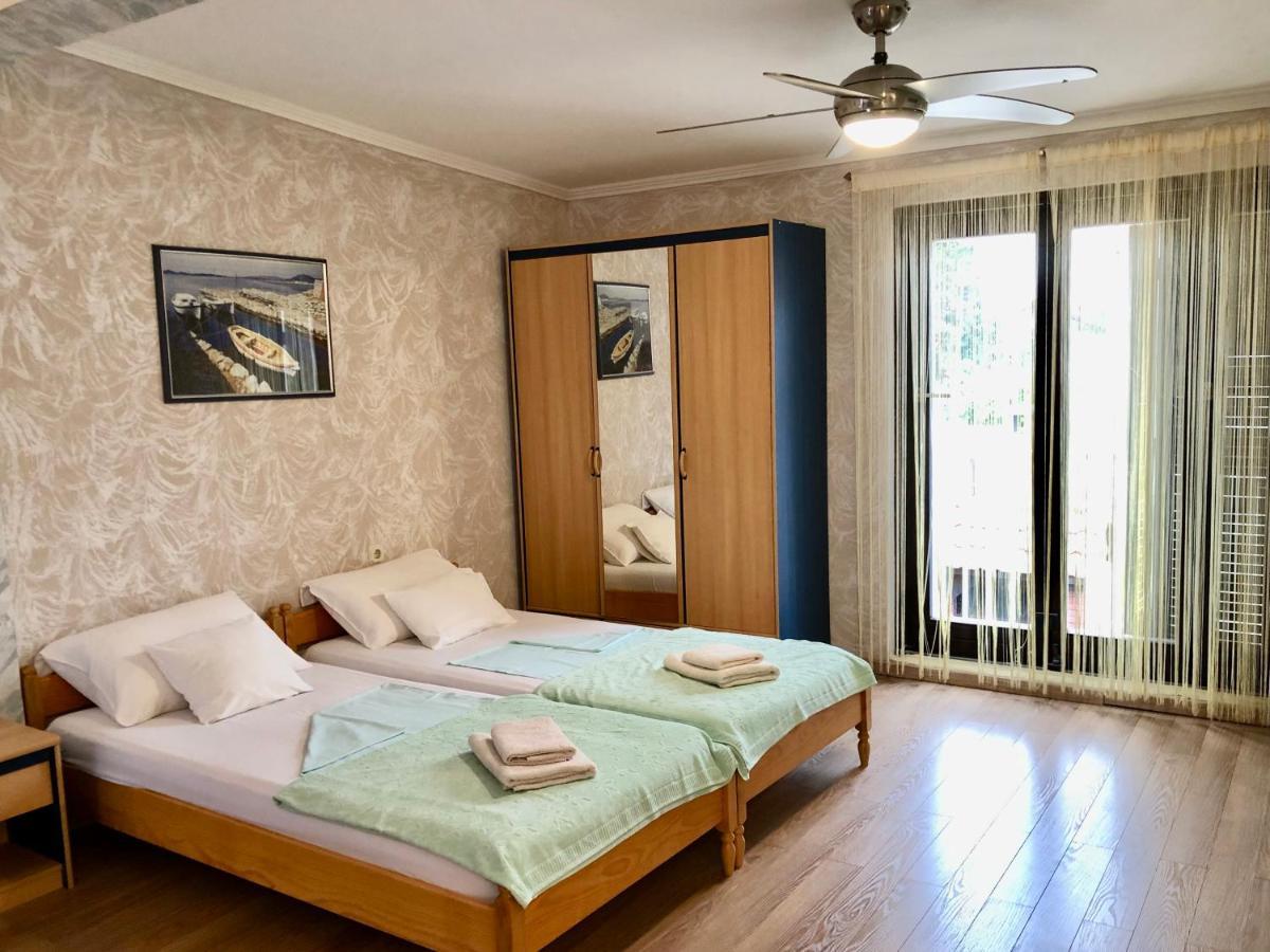 Apartments Pine & Oak With Shared Seasonal Hot Tub Privlaka  Exteriör bild