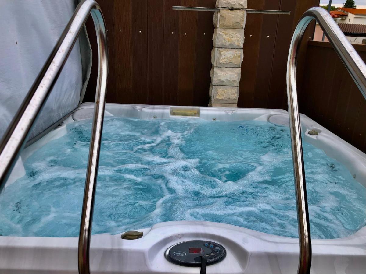 Apartments Pine & Oak With Shared Seasonal Hot Tub Privlaka  Exteriör bild