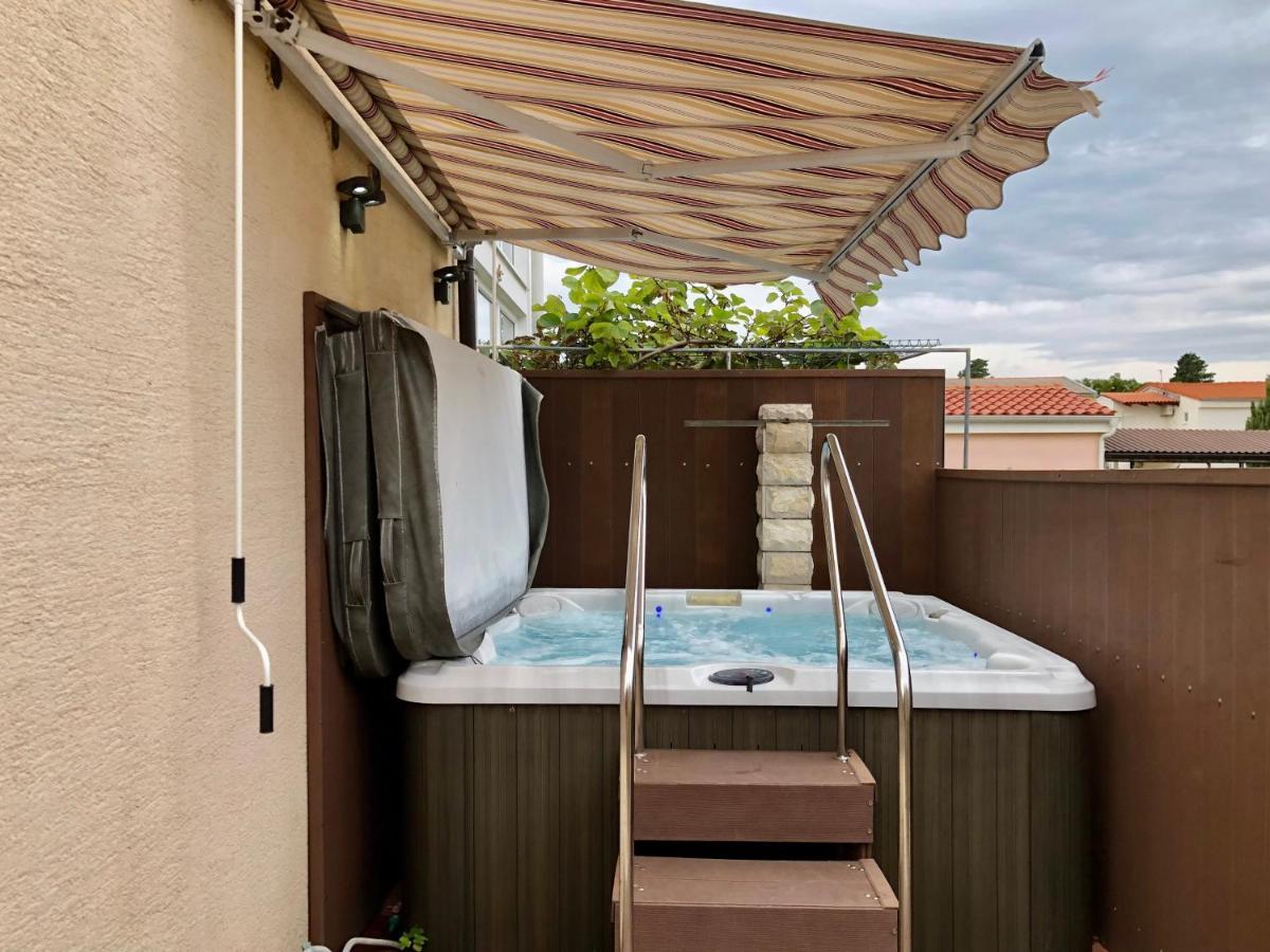 Apartments Pine & Oak With Shared Seasonal Hot Tub Privlaka  Exteriör bild